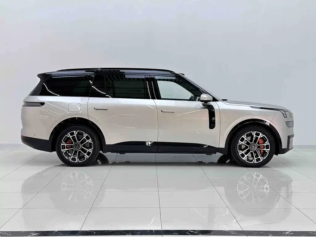 Lynk & Co 900 — миниатюра 6
