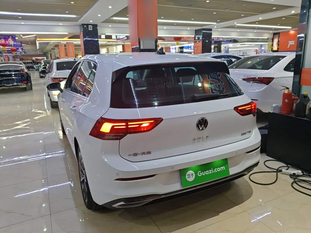 Volkswagen Golf 1.4 л 2023 г. Белый, пробег 21200 км