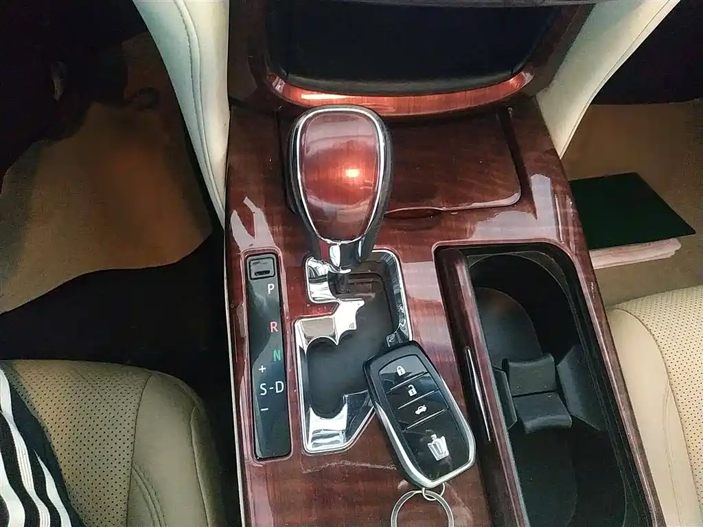 Toyota Crown 2015 2.0T Fashion