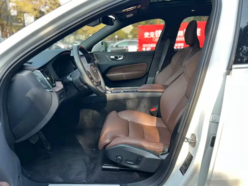 Volvo XC60 2023 B5 Luxury