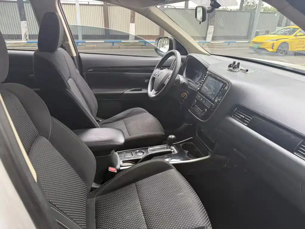 MITSUBISHI OUTLANDER