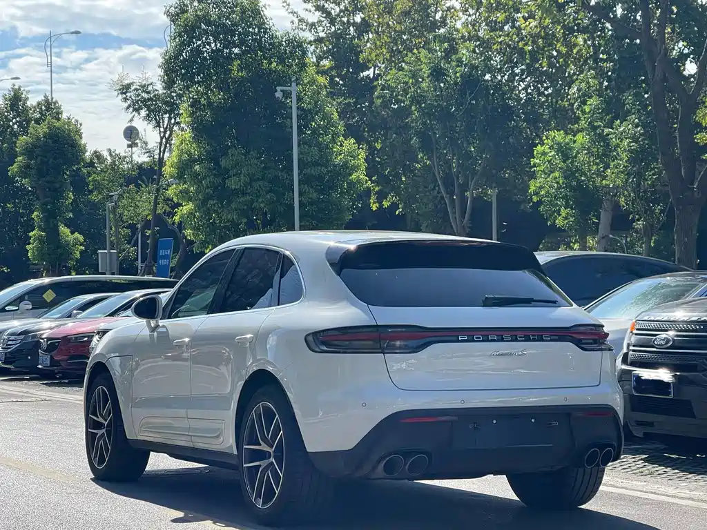 PORSCHE MACAN