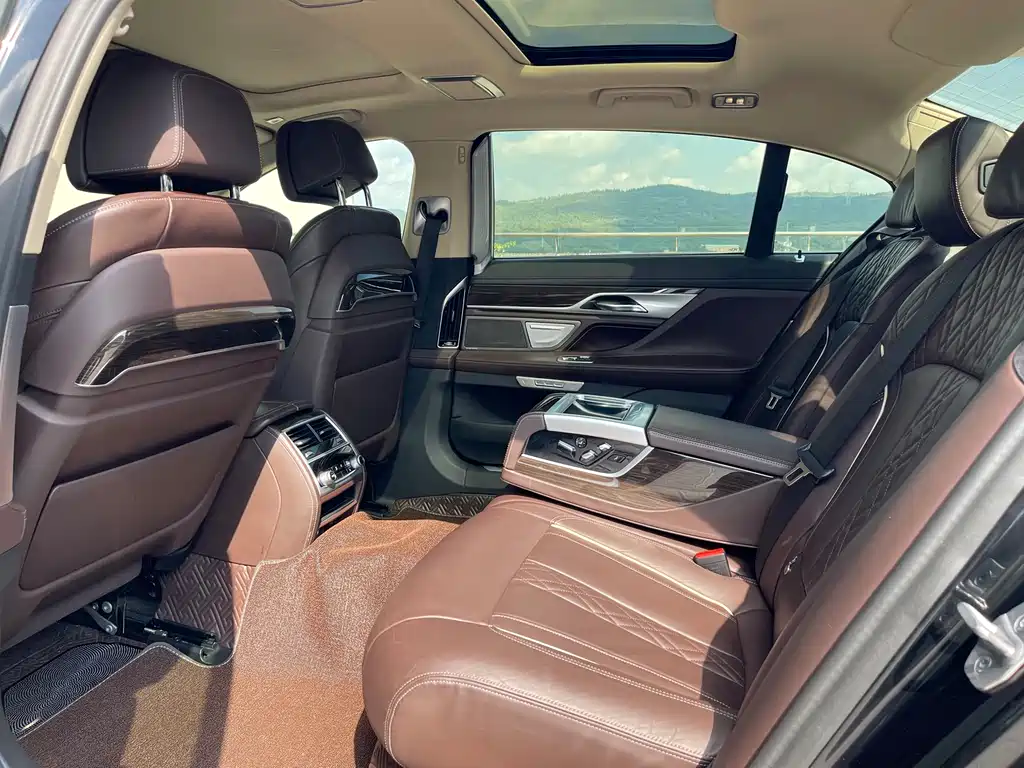 BMW 7 Series — миниатюра 6