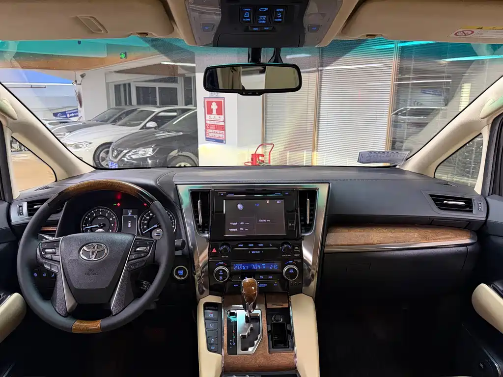 Toyota Alphard — миниатюра 9