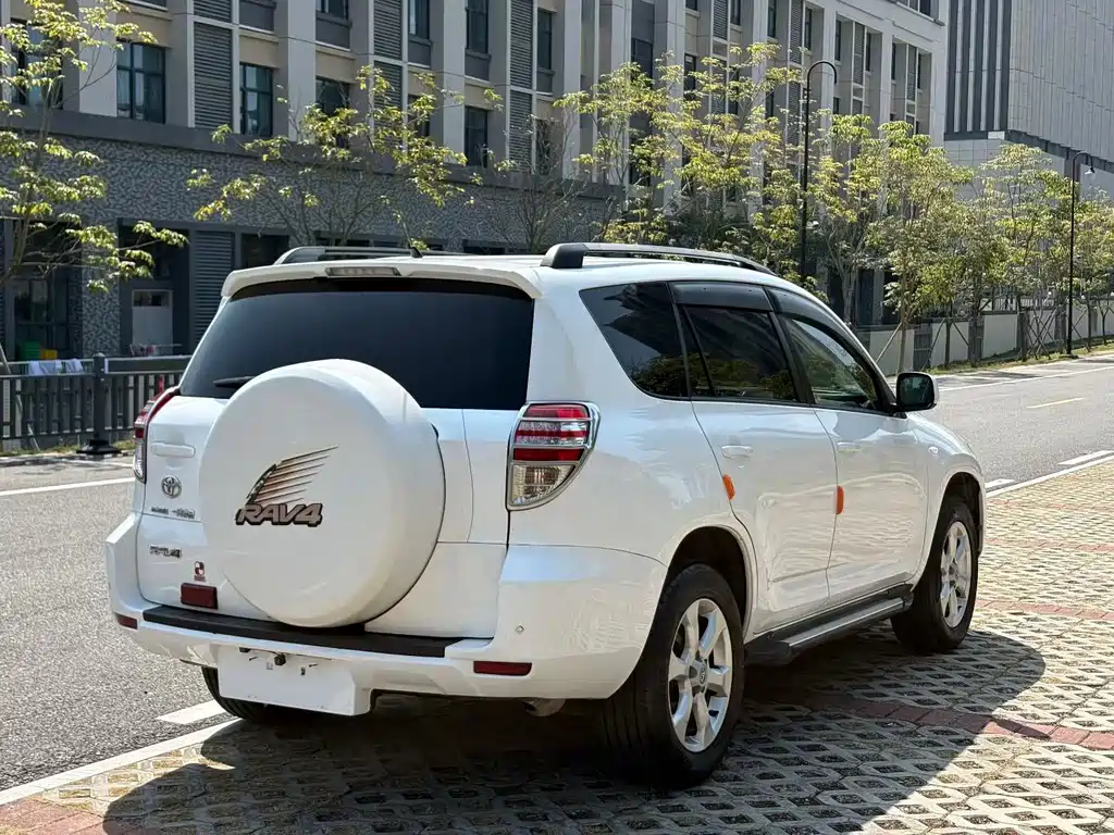 Toyota RAV4 — миниатюра 9