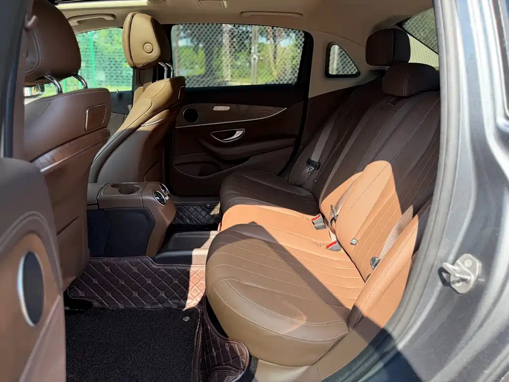 Mercedes-Benz E-Class — миниатюра 11