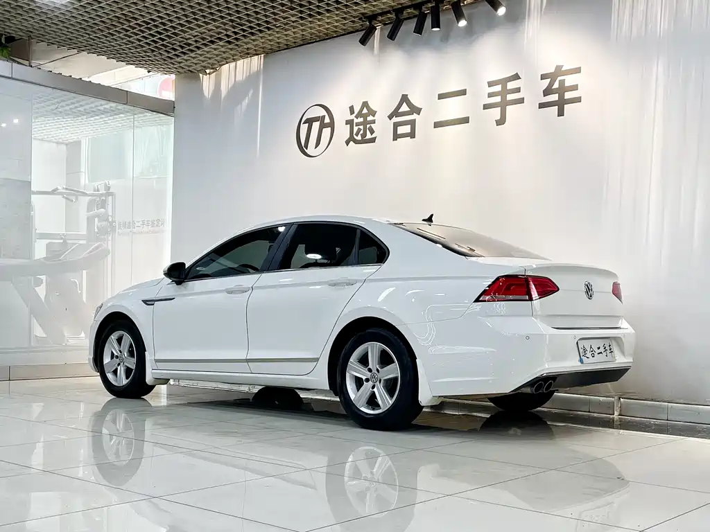 Volkswagen Lamando 2017 230TSI MT
