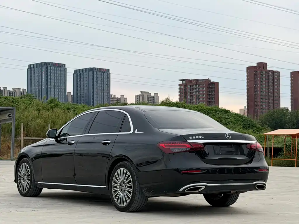Mercedes-Benz E-Class — миниатюра 7