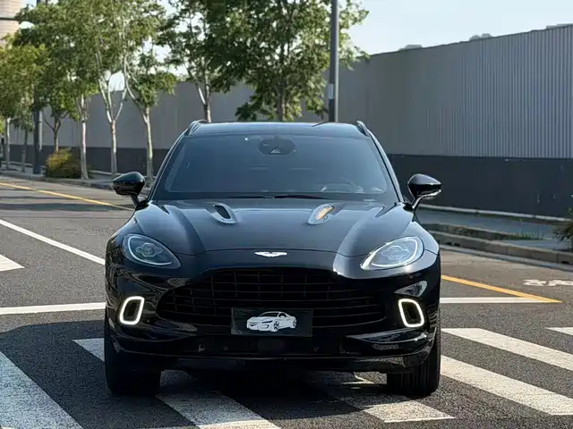 ASTON MARTIN  DBX 2021