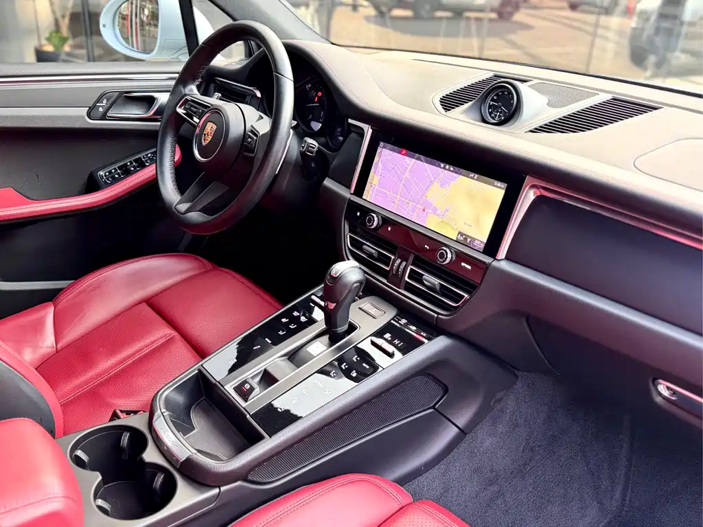 PORSCHE MACAN