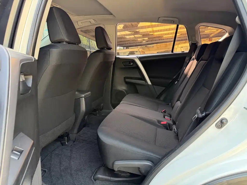 Toyota RAV4 — миниатюра 8