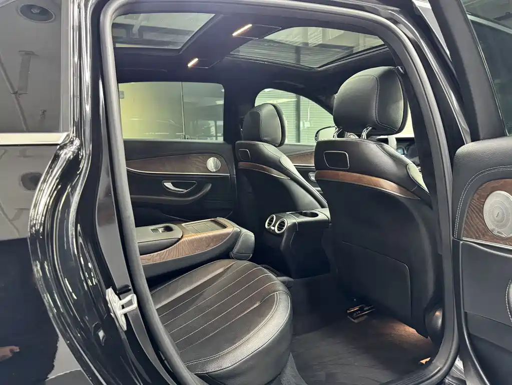 Mercedes-Benz E-Class — миниатюра 13