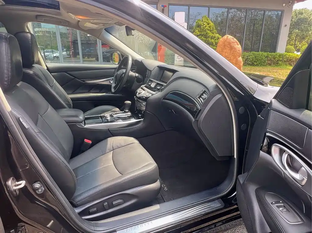 INFINITI Q70