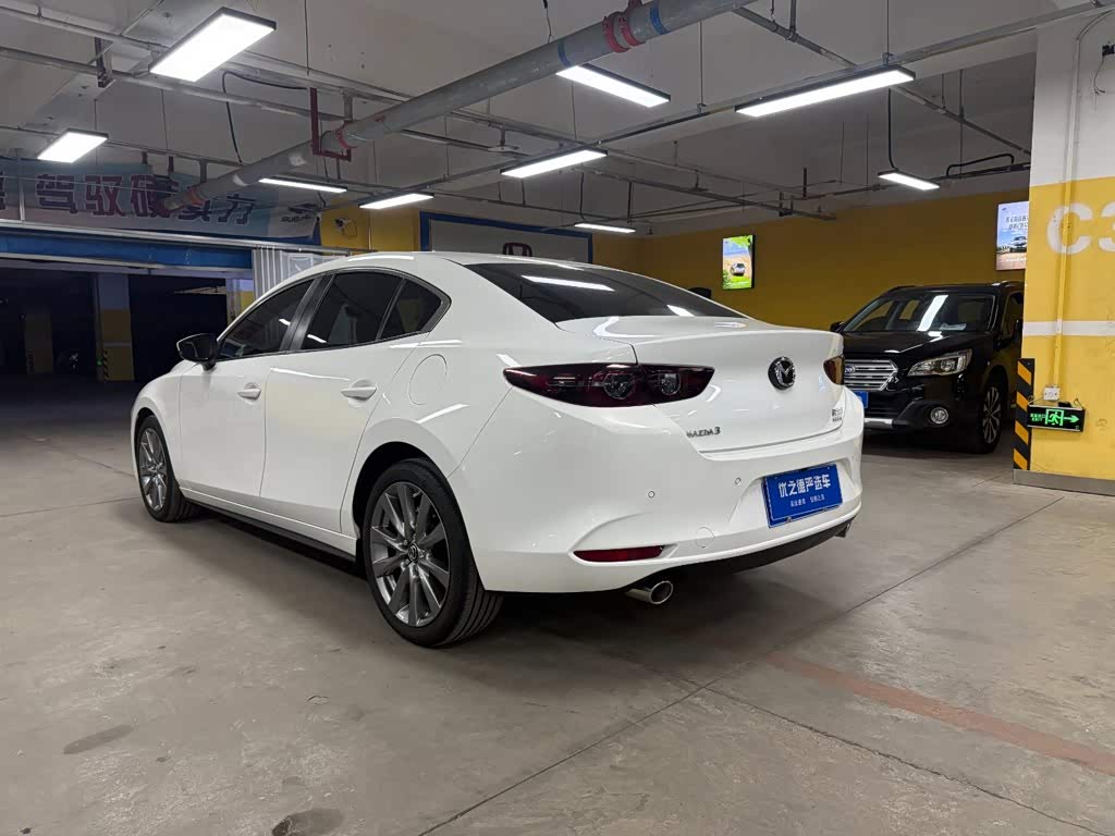 Mazda Mazda3 Axela 2.0 л 2022 г. Белый, пробег 42000 км