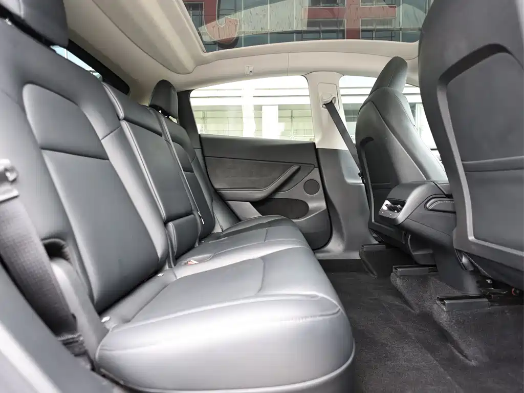 Tesla Model Y — миниатюра 14