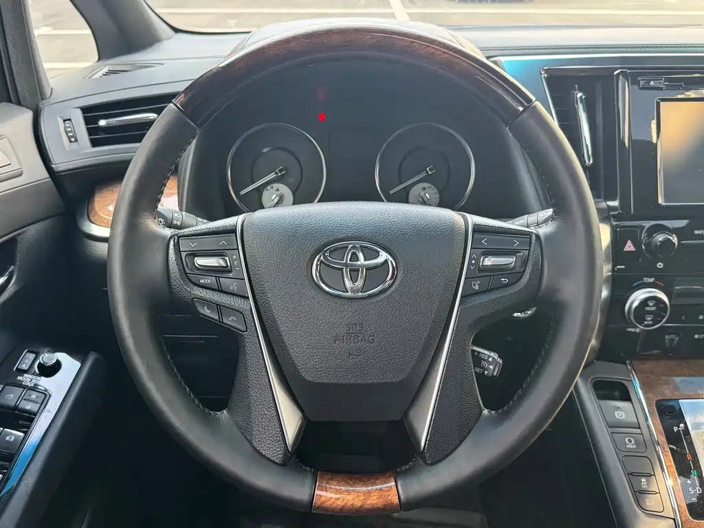 Toyota Alphard — миниатюра 13