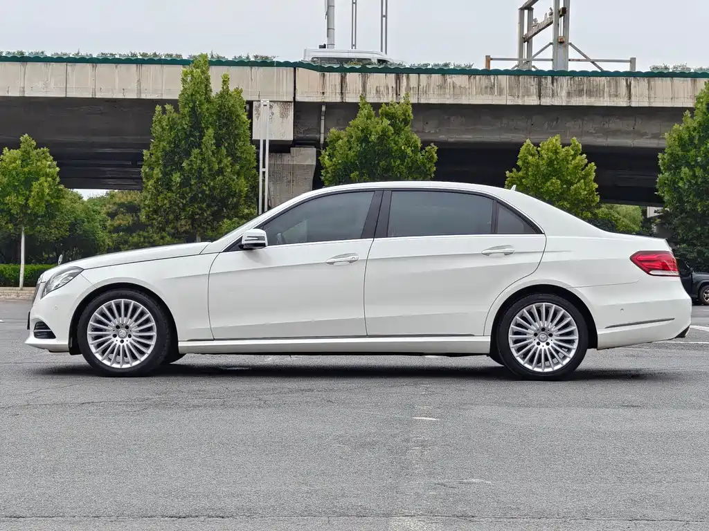 Mercedes-Benz E-Class — миниатюра 7