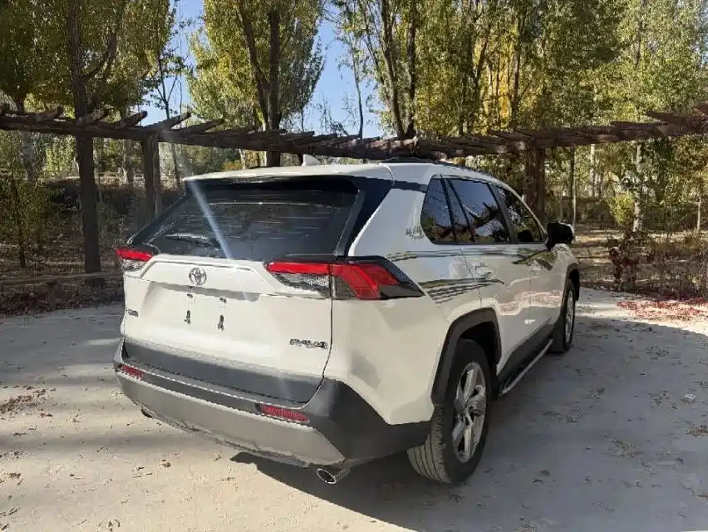 Toyota RAV4 — миниатюра 7
