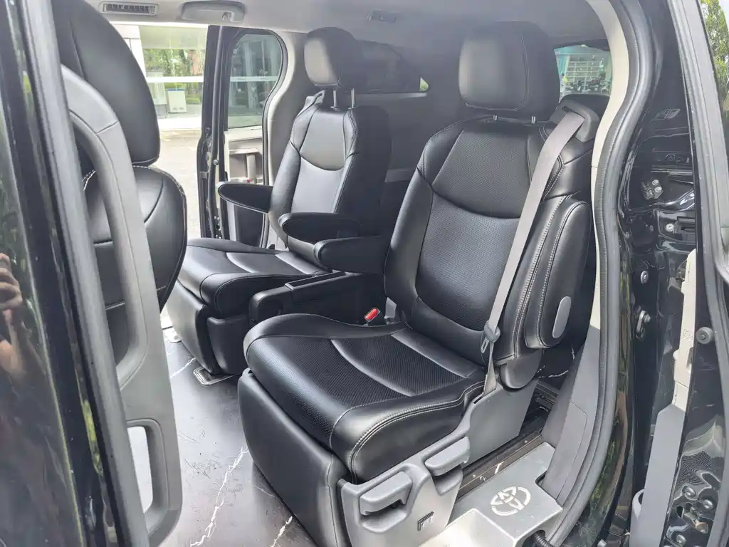 Toyota Sienna — миниатюра 16
