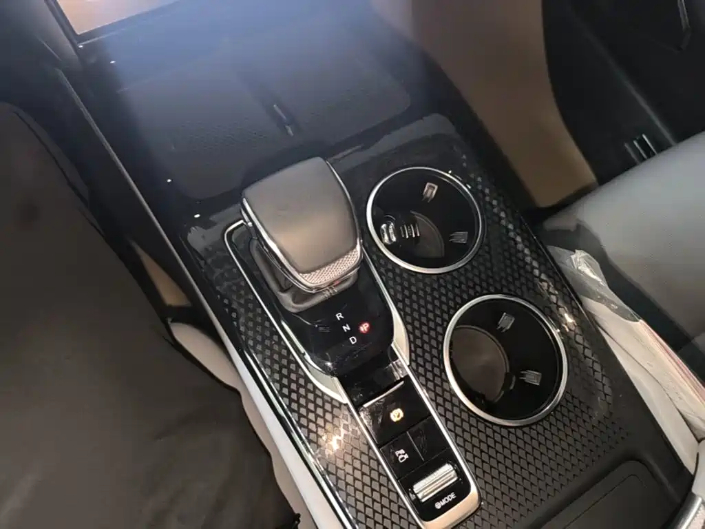 Hongqi Hongqi HS3 PHEV — миниатюра 14