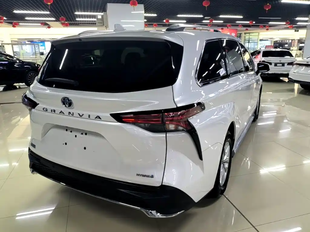 Toyota Granvia — миниатюра 7