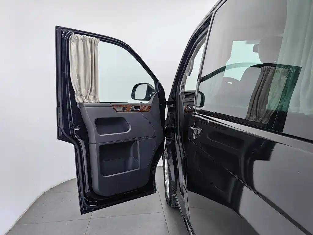 Volkswagen Multivan — миниатюра 8