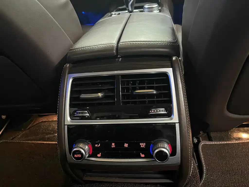 BMW 7 Series — миниатюра 13