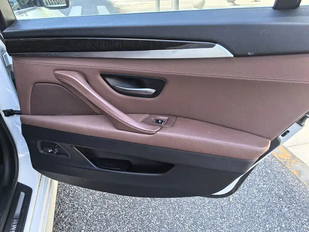 BMW 5 Series — миниатюра 12