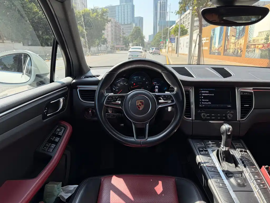 PORSCHE MACAN