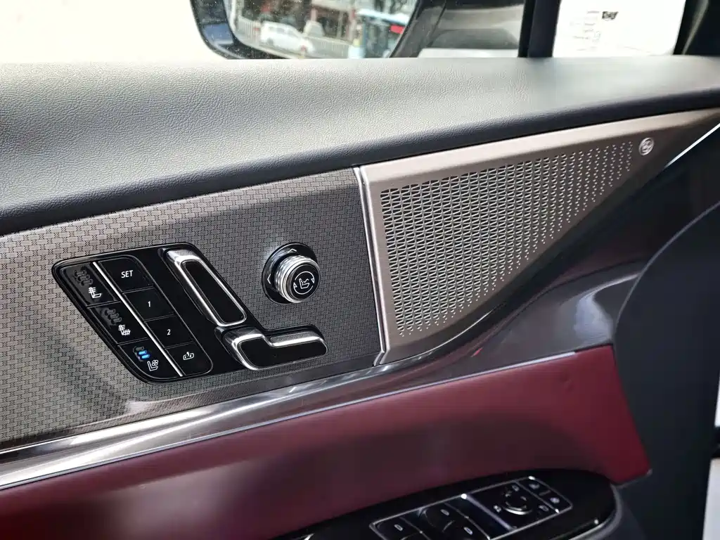 Cadillac XT5 — миниатюра 11