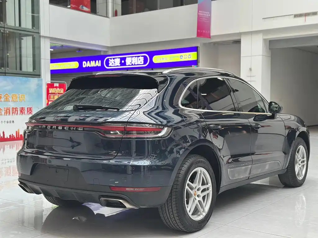 PORSCHE MACAN