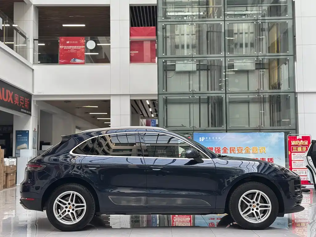 PORSCHE MACAN