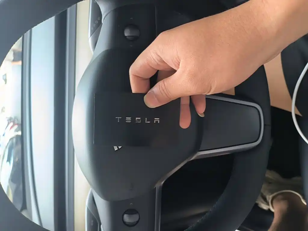 Tesla Model Y — миниатюра 9