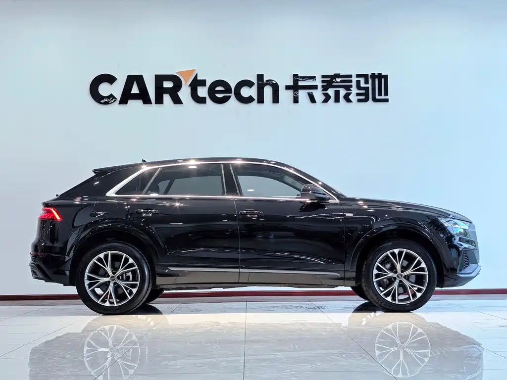 AUDI  Q8