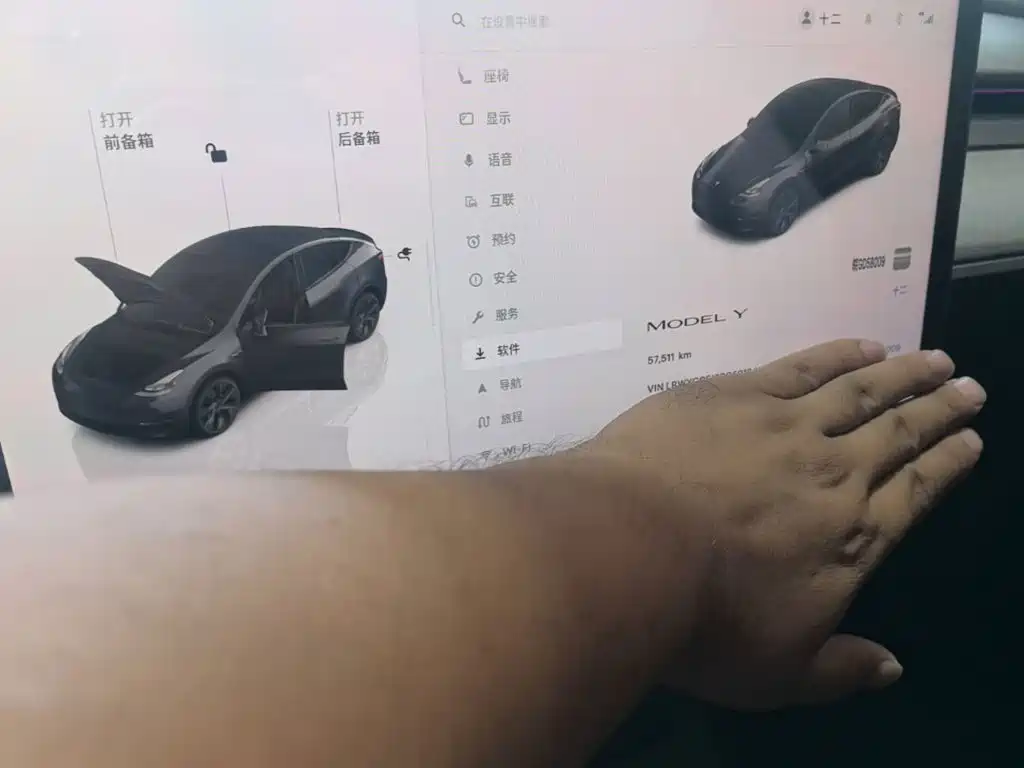 Tesla Model Y — миниатюра 12