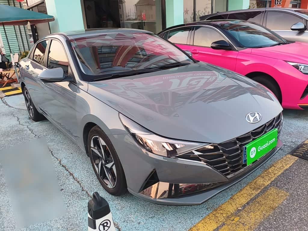Hyundai Elantra 1.5 л 2022 г. Серебристо-серый, пробег 31800 км