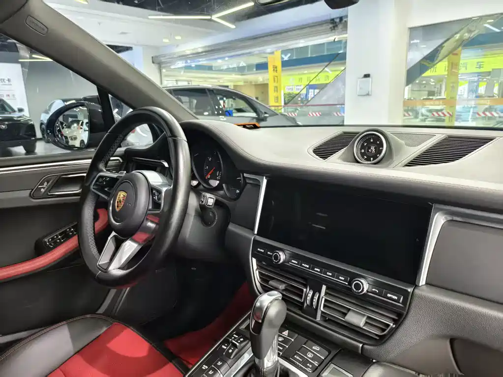 PORSCHE MACAN