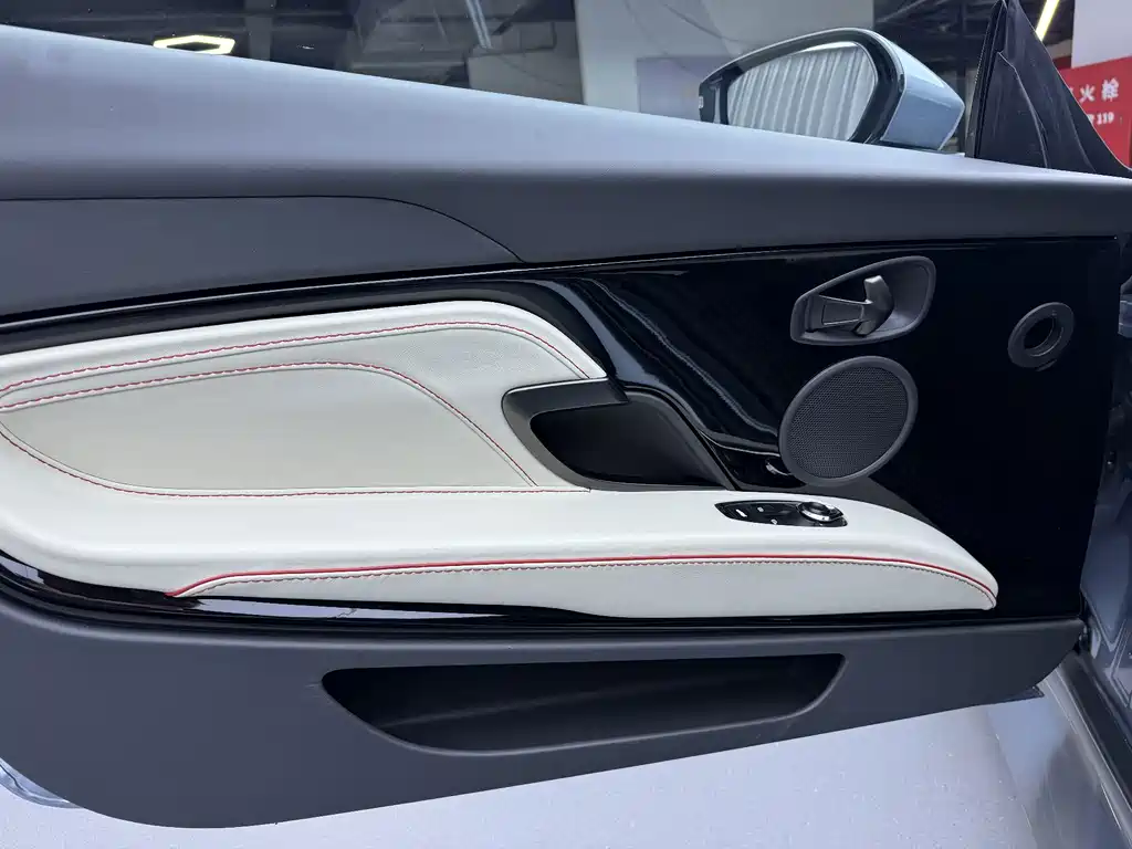 Aston Martin DBS — миниатюра 13