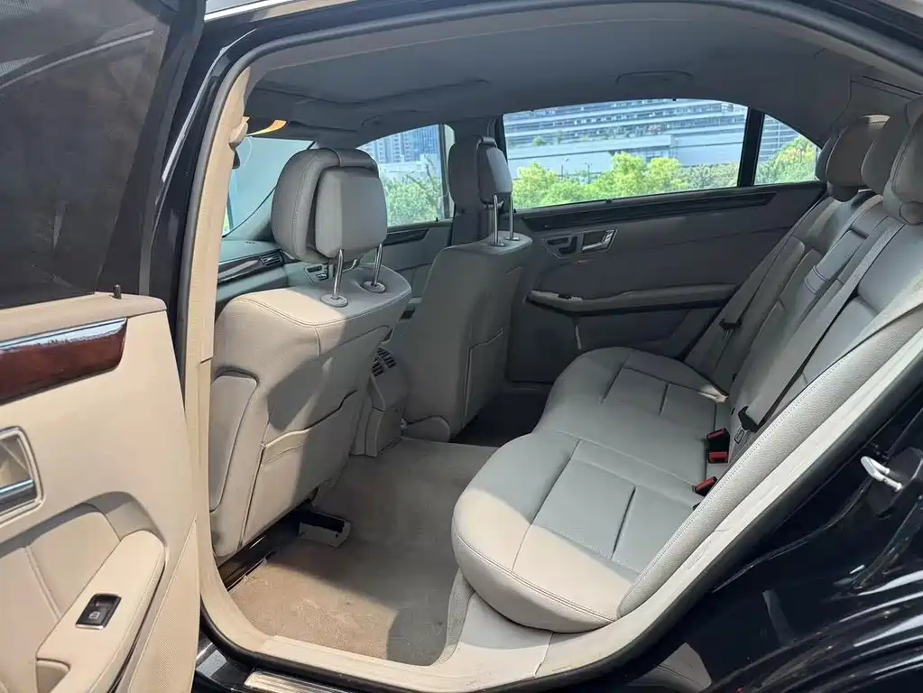 Mercedes-Benz E-Class — миниатюра 7