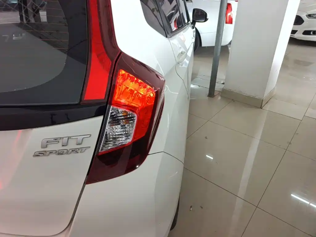 Honda Fit — миниатюра 8