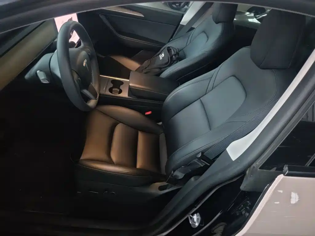Tesla Model Y — миниатюра 15