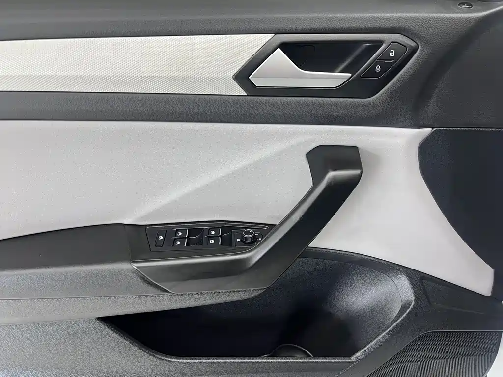 Volkswagen T-Roc — миниатюра 10
