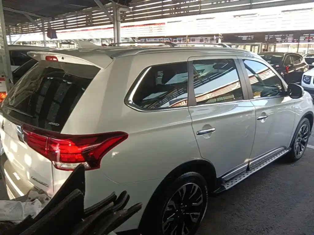 Mitsubishi Outlander — миниатюра 7