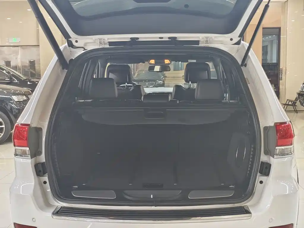 Jeep Grand Cherokee (Import) — миниатюра 21