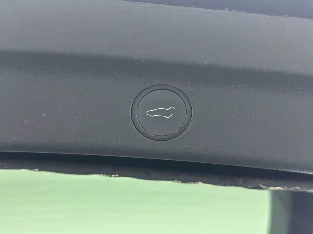 Tesla Model Y — миниатюра 11
