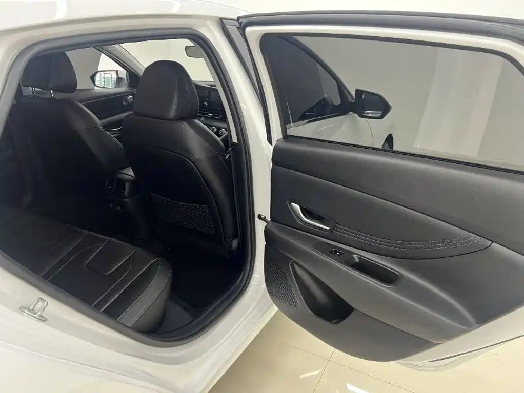 Hyundai Elantra — миниатюра 12