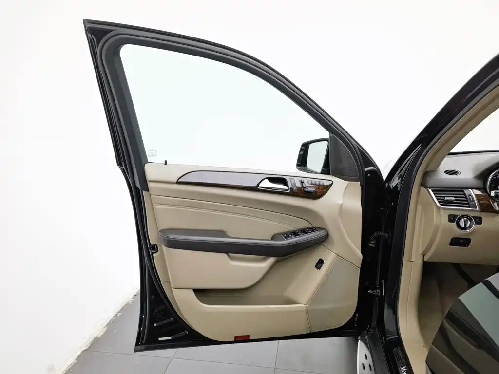 Mercedes-Benz M-Class — миниатюра 8