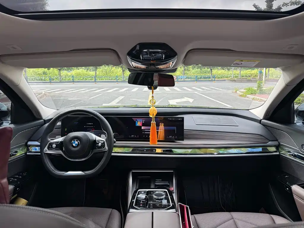BMW 7 Series — миниатюра 9