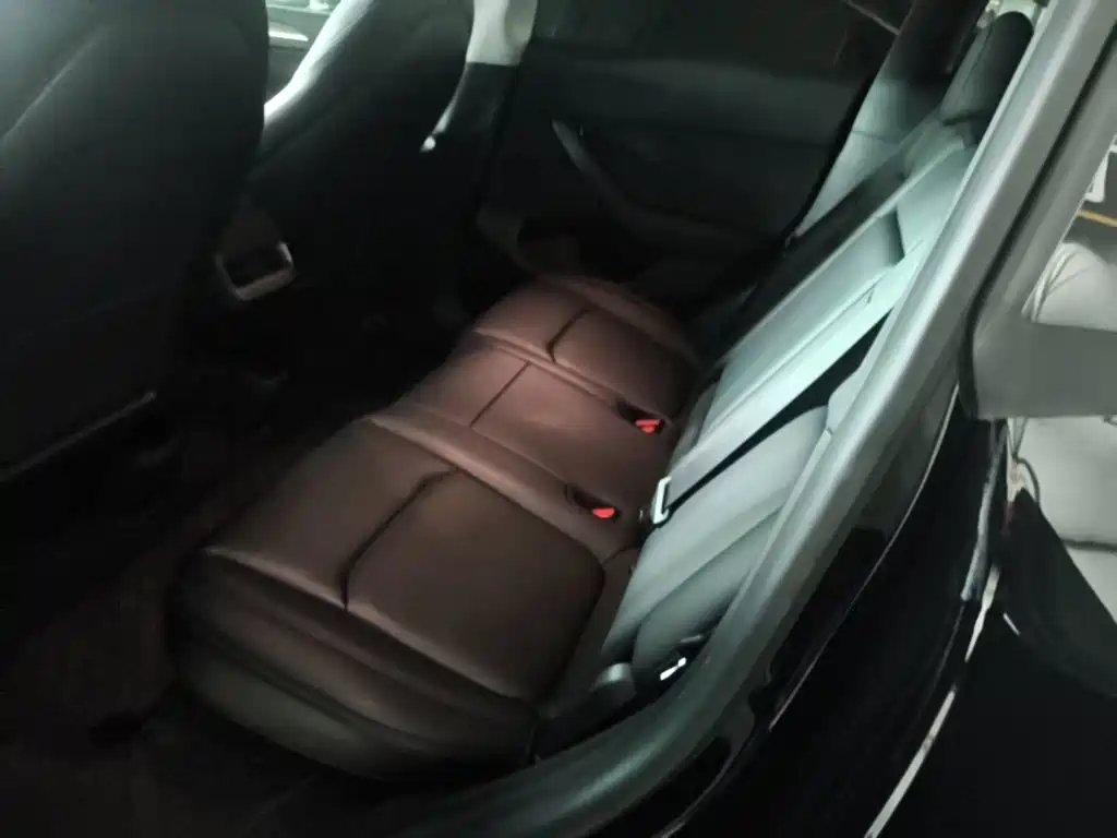 Tesla Model Y — миниатюра 17