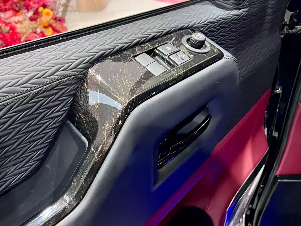 Toyota HiAce 2025 3.5L AT